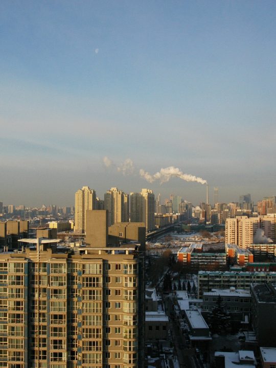 Klarer Himmel über Peking – Grüne Mauer gegen Sandstürme in der chinesischen Hauptstadt. – © PublicDomainPictures / Pixabay