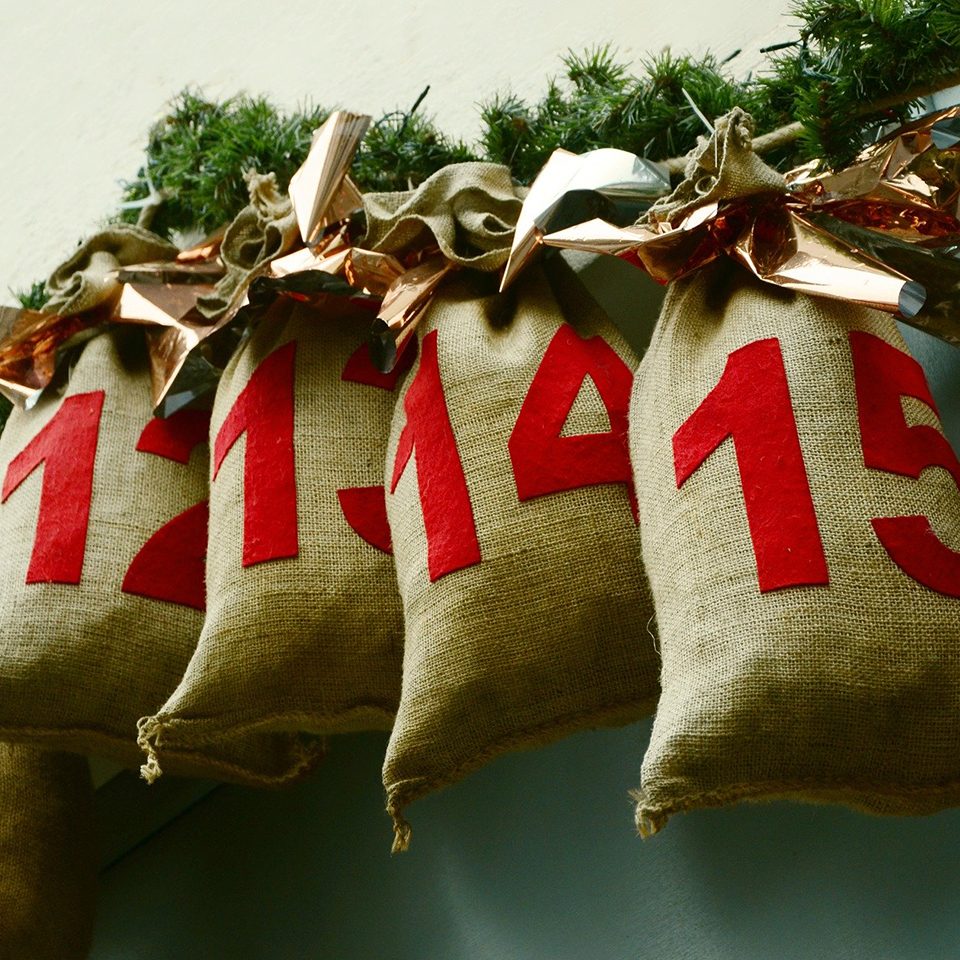 Adventkalender können ganz einfach selbst gemacht werden. -Fotocredits: congerdesign/pixabay
