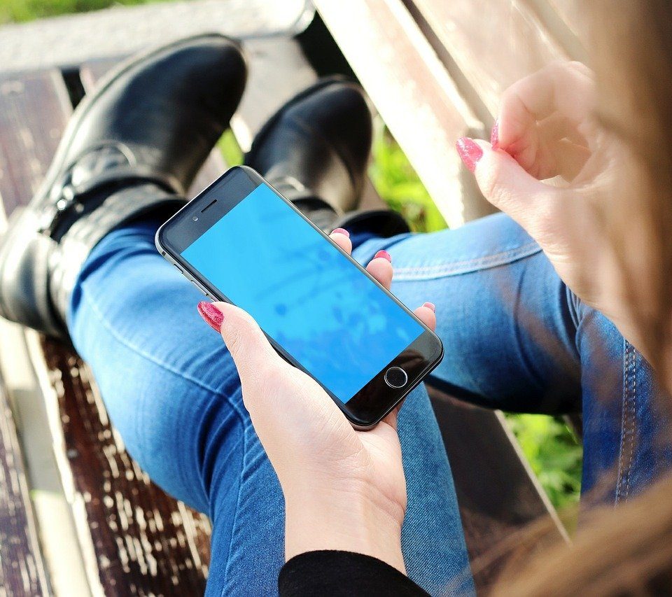 Handy immer mit dabei? Wie Digital Detox sich positiv auf deinen nächsten Urlaub auswirken kann – Foto: © Jan Vašek / Pixabay