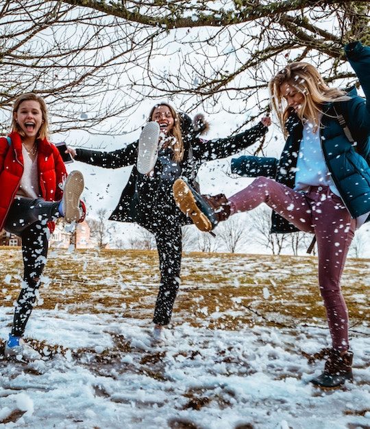 Egal, ob kurz, lang, bunt oder einfärbig. Winterjacken sollen vor allem eines können: uns wärmen! -Fotocredits: Naitian (Tony) Wang/ Unsplash