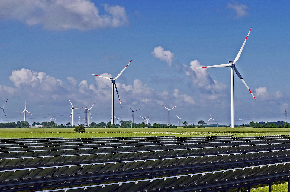 Zehn Windkraft- und elf Solarkraftwerke sollen im Fukushima bis 2024 fertig gestellt sein. / Foto: © Erich Westendarp / Pixabay (Symbolbild)
