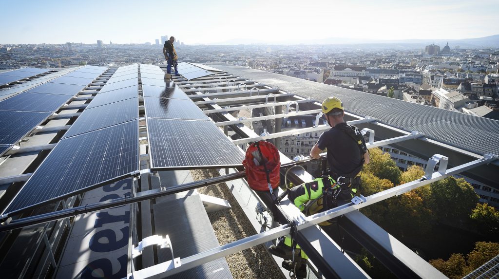 Wien Energie versorgt mit 200 Solarkraftwerken heute umgerechnet 14.000 Haushalte mit nachhaltigem Sonnenstrom. Fotos: © Wien Energie / Johannes Zinner