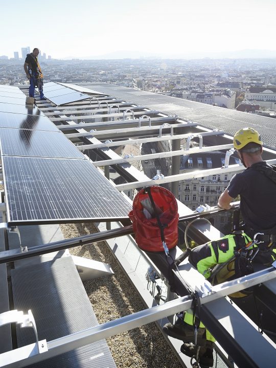 Wien Energie versorgt mit 200 Solarkraftwerken heute umgerechnet 14.000 Haushalte mit nachhaltigem Sonnenstrom. Fotos: © Wien Energie / Johannes Zinner