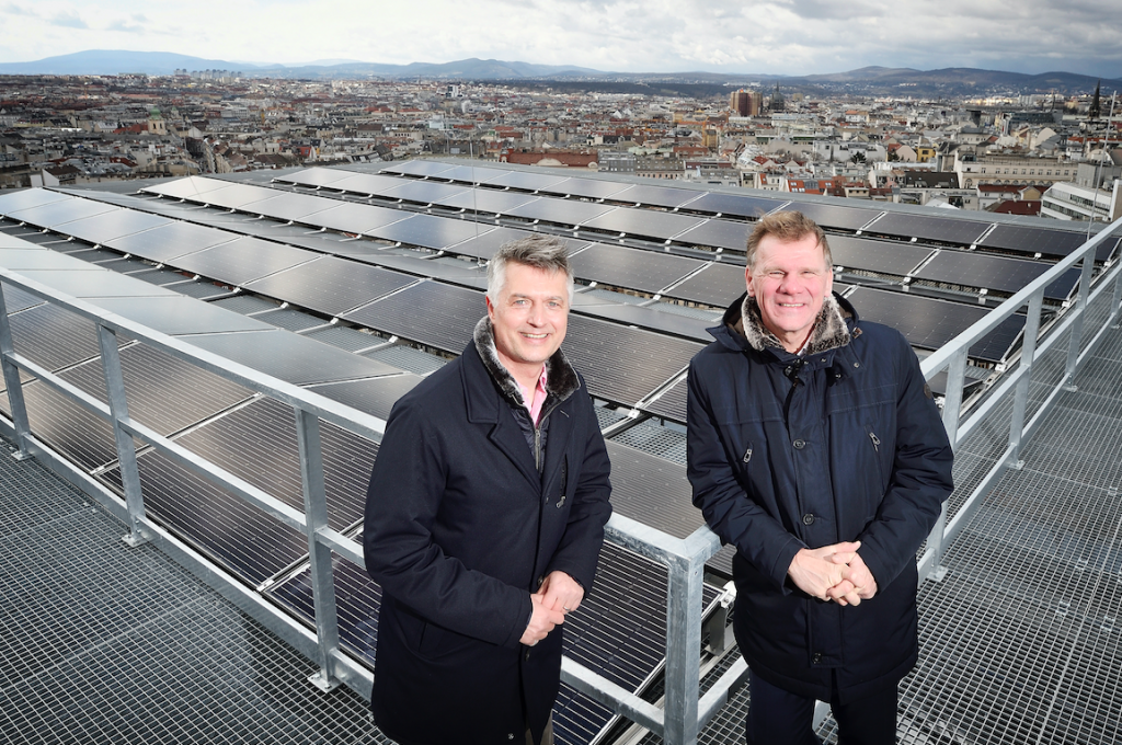 Photovoltaik mit Ausblick: Hans Köppen, Geschäftsführer vom Haus des Meeres mit Michael Strebl, Geschäftsführer von Wien Energie bei der Inbetriebnahme der Anlage am Haus des Meeres. Fotocredit: © Wien Energie/Johannes Zinner