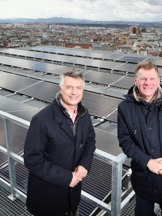 Photovoltaik mit Ausblick: Hans Köppen, Geschäftsführer vom Haus des Meeres mit Michael Strebl, Geschäftsführer von Wien Energie bei der Inbetriebnahme der Anlage am Haus des Meeres. Fotocredit: © Wien Energie/Johannes Zinner