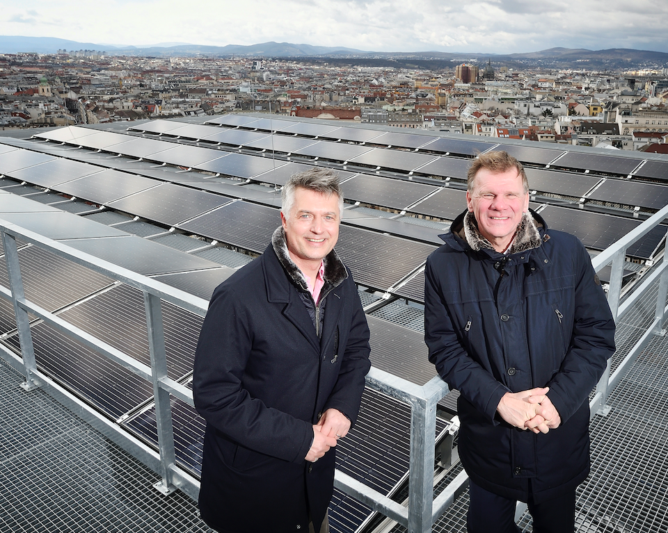 Photovoltaik mit Ausblick: Hans Köppen, Geschäftsführer vom Haus des Meeres mit Michael Strebl, Geschäftsführer von Wien Energie bei der Inbetriebnahme der Anlage am Haus des Meeres. Fotocredit: © Wien Energie/Johannes Zinner