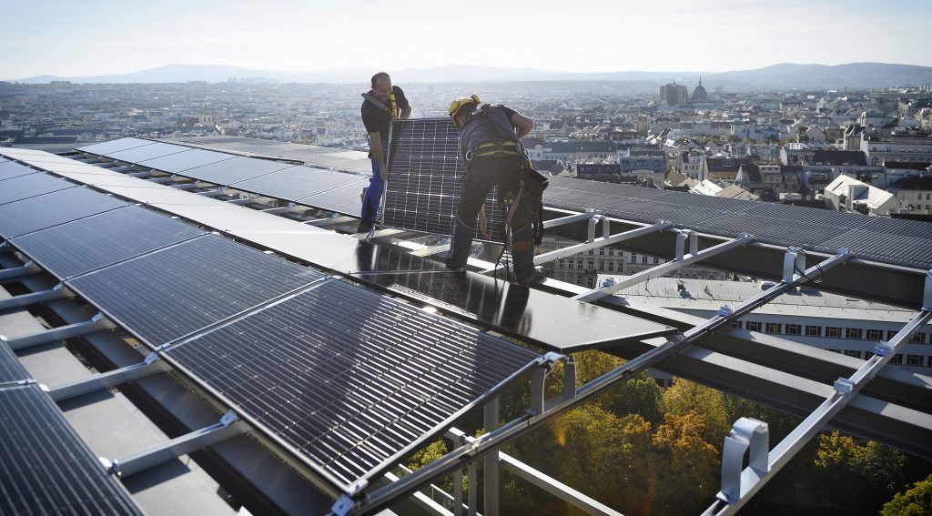 Über den Dächern Wiens – 2019 war ein Photovoltaik-Rekordjahr für Wien Energie. Der Trend soll auch 2020 weitergehen. Fotocredit: © Wien Energie/Johannes Zinner