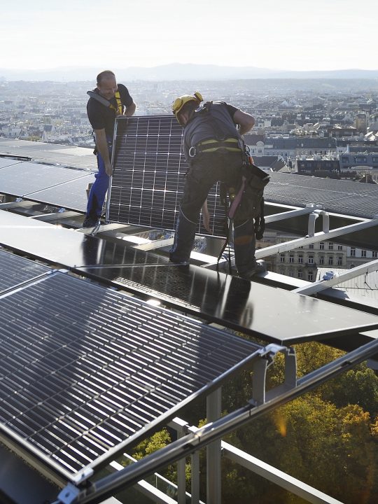 Über den Dächern Wiens – 2019 war ein Photovoltaik-Rekordjahr für Wien Energie. Der Trend soll auch 2020 weitergehen. Fotocredit: © Wien Energie/Johannes Zinner