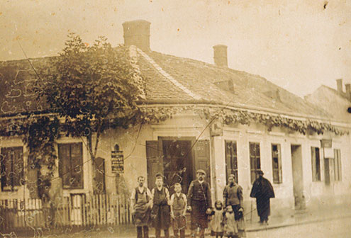 Josef und Theresia Gerlinger bei der Eröffnung ihres Schuhmacherbetriebes in Amstetten. Fotocredit: © Gerlinger