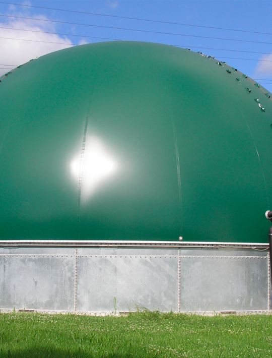 Wie sich Wetterphänomene auf die Nähte der Speicher auswirken, konnte in diesem Versuchsbehälter untersucht werden. Foto: © Rosemarie Wagner/KIT