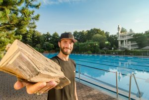 Die T-Shirts aus Holzfasern sparen Unmengen an Wasser - Fotocredit: Wijld