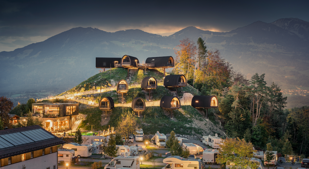 Die Himmelschalets bieten von außen einen fantastischen Anblick und von innen einen großartigen Ausblick. Foto: © Alpencamping Nenzing