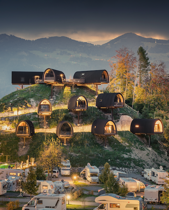 Die Himmelschalets bieten von außen einen fantastischen Anblick und von innen einen großartigen Ausblick. Foto: © Alpencamping Nenzing