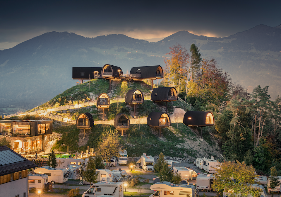 Die Himmelschalets bieten von außen einen fantastischen Anblick und von innen einen großartigen Ausblick. Foto: © Alpencamping Nenzing
