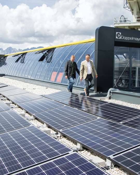 Geschäftsführer von Wien Energie Michael Strebl mit Bergbahnen Planai-Geschäftsführer Georg Bliem. Fotocredit: © Harald Steiner