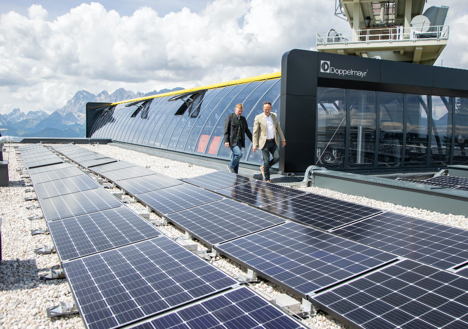 Geschäftsführer von Wien Energie Michael Strebl mit Bergbahnen Planai-Geschäftsführer Georg Bliem. Fotocredit: © Harald Steiner
