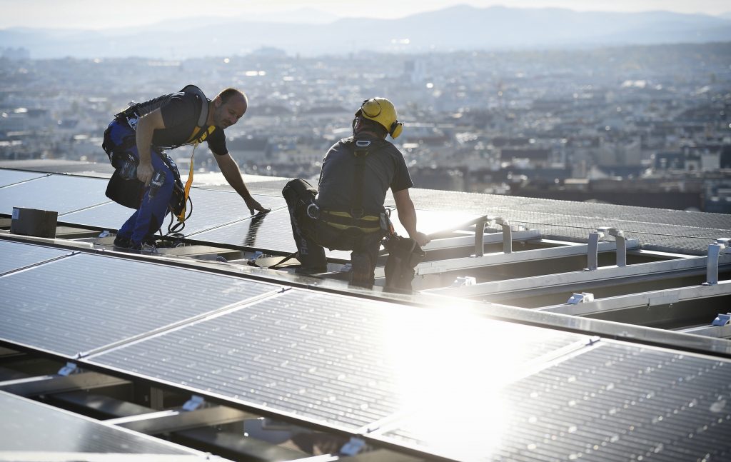 Hoch hinaus am Weg zum Sonnenstrom-Rekord: Ein Großteil der Wiener Solarflächen befindet sich auf den Dächern der City, die so zur Sonnenstadt werden soll. Foto: © Johannes Zinner/Wien Energie