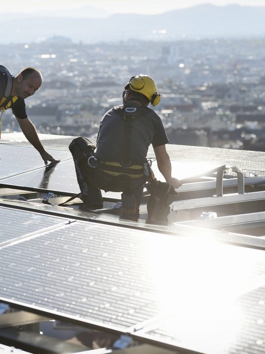 Hoch hinaus am Weg zum Sonnenstrom-Rekord: Ein Großteil der Wiener Solarflächen befindet sich auf den Dächern der City, die so zur Sonnenstadt werden soll. Foto: © Johannes Zinner/Wien Energie