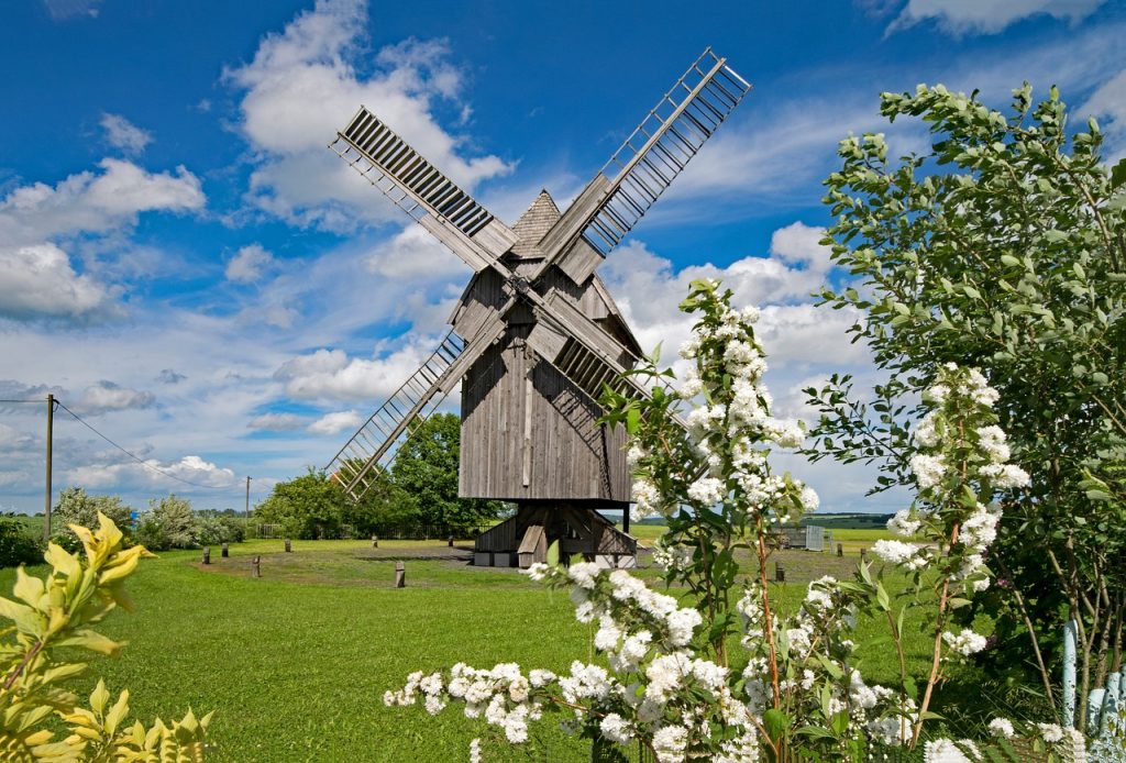 Mit klassischen Windmühlen wurde schon vor Jahrhunderten die Windkraft genutzt, um Getreide zu mahlen oder Wasser zu heben. Fotocredit: © lapping/Pixabay