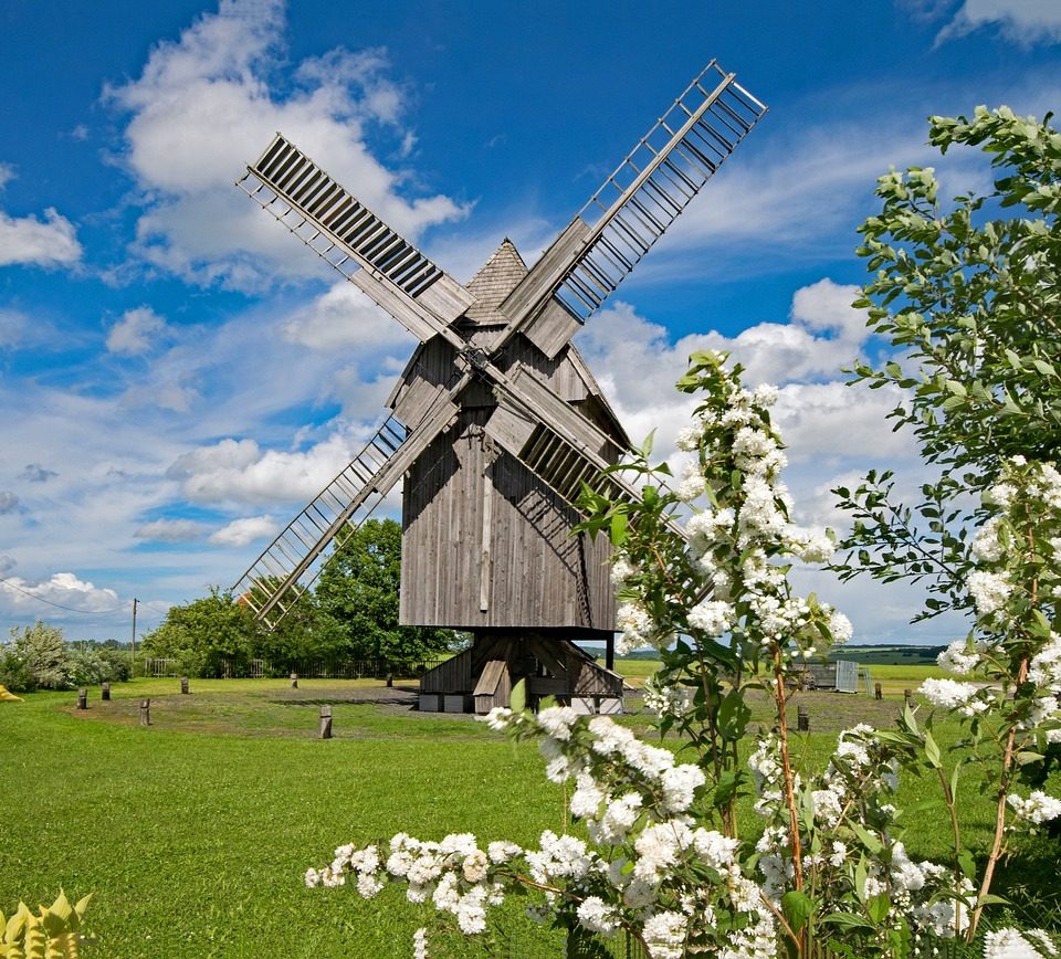 Mit klassischen Windmühlen wurde schon vor Jahrhunderten die Windkraft genutzt, um Getreide zu mahlen oder Wasser zu heben. Fotocredit: © lapping/Pixabay