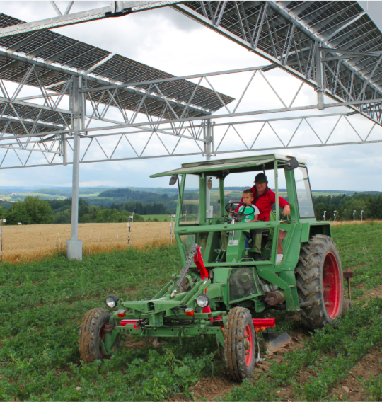 Die Kombination aus Landwirtschaft und Photovoltaik könnte ein Teil der Energiezukunft werden. Fotos: © Hofgemeinschaft Heggelbach