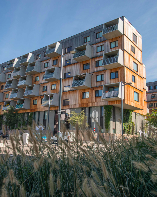 In der Seestadt wurde die Fußbodenkühlung in diesem ASCR Forschungs-Wohnhaus heuer in 40 Wohnungen umgesetzt. Fotocredit: © ASCR/Vogel AV