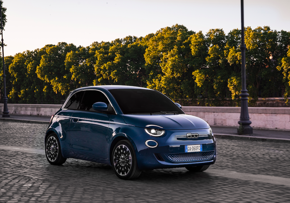 Vernetzt, autonom, nachhaltig mit Anspruch an Design und Fahrspaß – so muss Mobilität heute: Das E-Sondermodell Fiat 500 „la Prima.“ Foto: © Fiat
