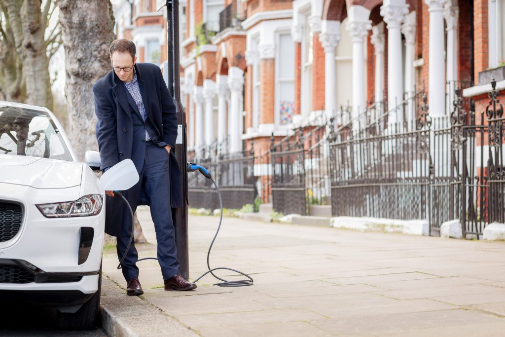 Beitragsbild: Very British! Die Sutherland Avenue ist vollständig mit in Straßenlaternen integrierten Ladesäulen für E-Fahrzeuge umgerüstet! Foto: © Siemens