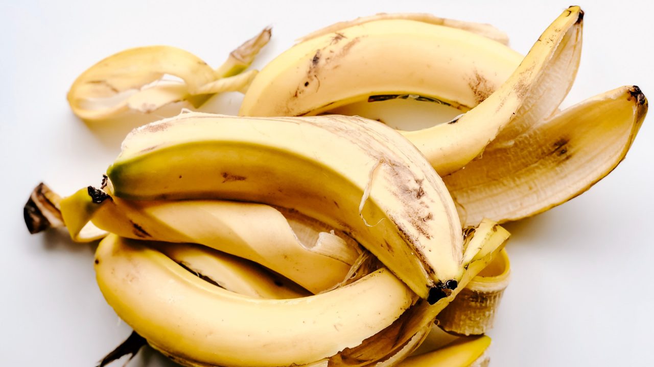 Ein paar Bananenschalen oder Schalen von Zitrusfrüchten sind OK. Hier ist aber weniger besser als mehr. Bild: Pexels