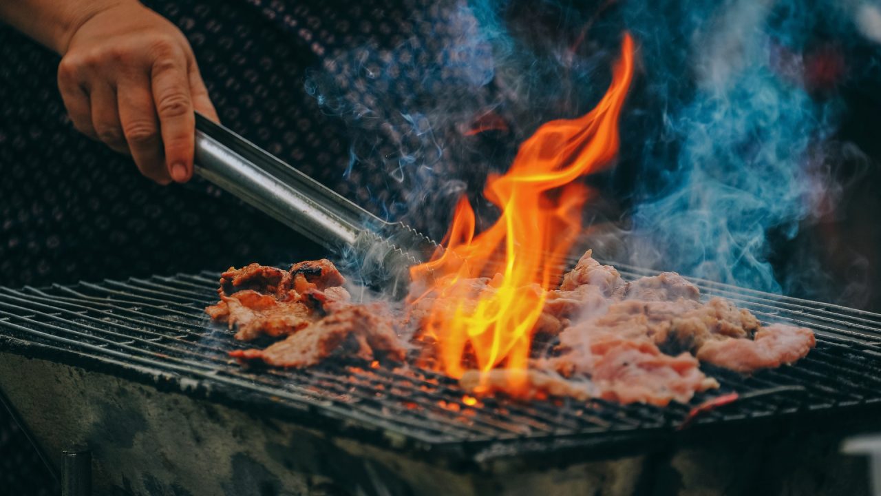 Fleischreste und Knochen vom Grillabend gehören nicht auf den Kompost sondern in den Restmüll. Bild: Pexels