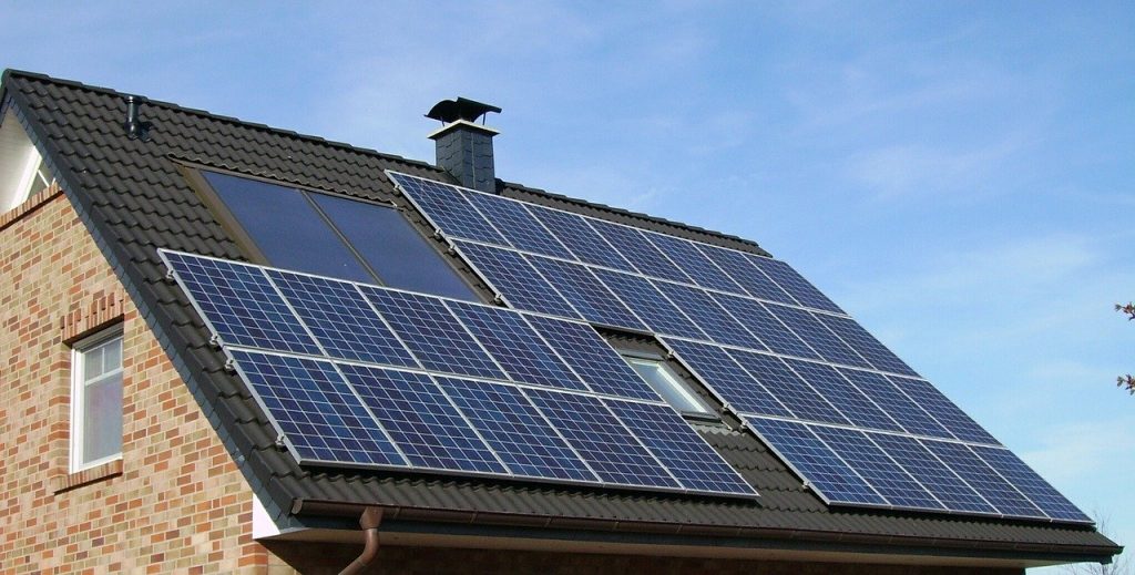 Ohne Anschaffungskosten eine Solaranlage am eigenen Dach installieren? Ja, dank Mieten von Photovoltaik-Anlagen. Foto: © skeeze/Pixabay