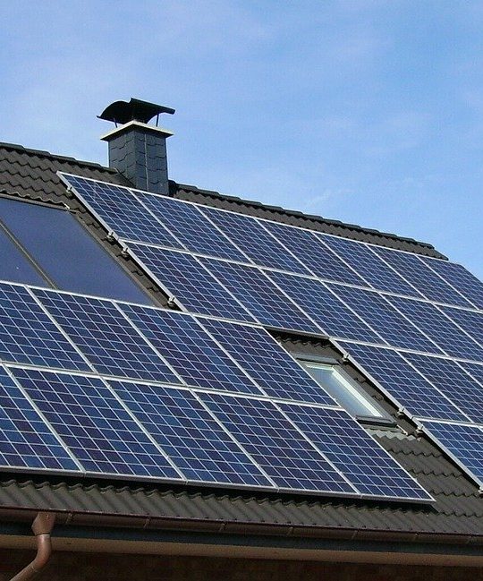 Ohne Anschaffungskosten eine Solaranlage am eigenen Dach installieren? Ja, dank Mieten von Photovoltaik-Anlagen. Foto: © skeeze/Pixabay