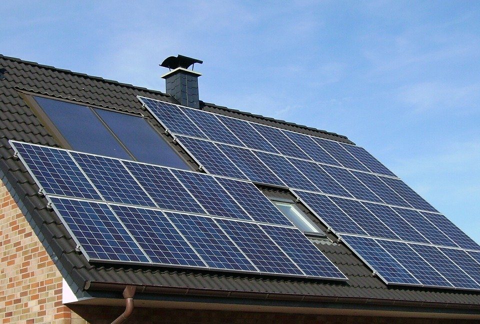 Ohne Anschaffungskosten eine Solaranlage am eigenen Dach installieren? Ja, dank Mieten von Photovoltaik-Anlagen. Foto: © skeeze/Pixabay