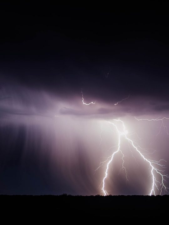Die Energie, die in einem Blitz steckt, kontrolliert nutzbar zu machen und drahtlos zu übertragen? Das könnte Teil der Lösung des Versorgungsproblems mit Strom in manchen Gegenden der Erde sein. Foto: © Pixabay