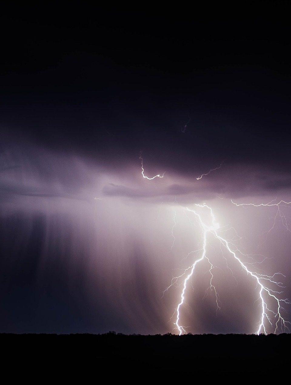 Die Energie, die in einem Blitz steckt, kontrolliert nutzbar zu machen und drahtlos zu übertragen? Das könnte Teil der Lösung des Versorgungsproblems mit Strom in manchen Gegenden der Erde sein. Foto: © Pixabay
