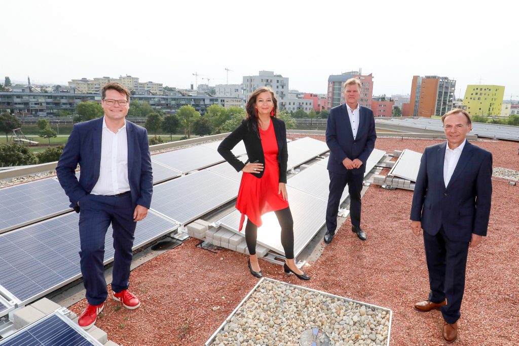 Bildungsstadtrat Jürgen Czernohorszky, Umweltstadträtin Ulli Sima, Wien Energie-Geschäftsführer Michael Strebl und Bezirksvorsteher Gerald Bischof auf dem Dach der Schule Carlbergergasse. Fotocredit: © Christian Fürthner/PID