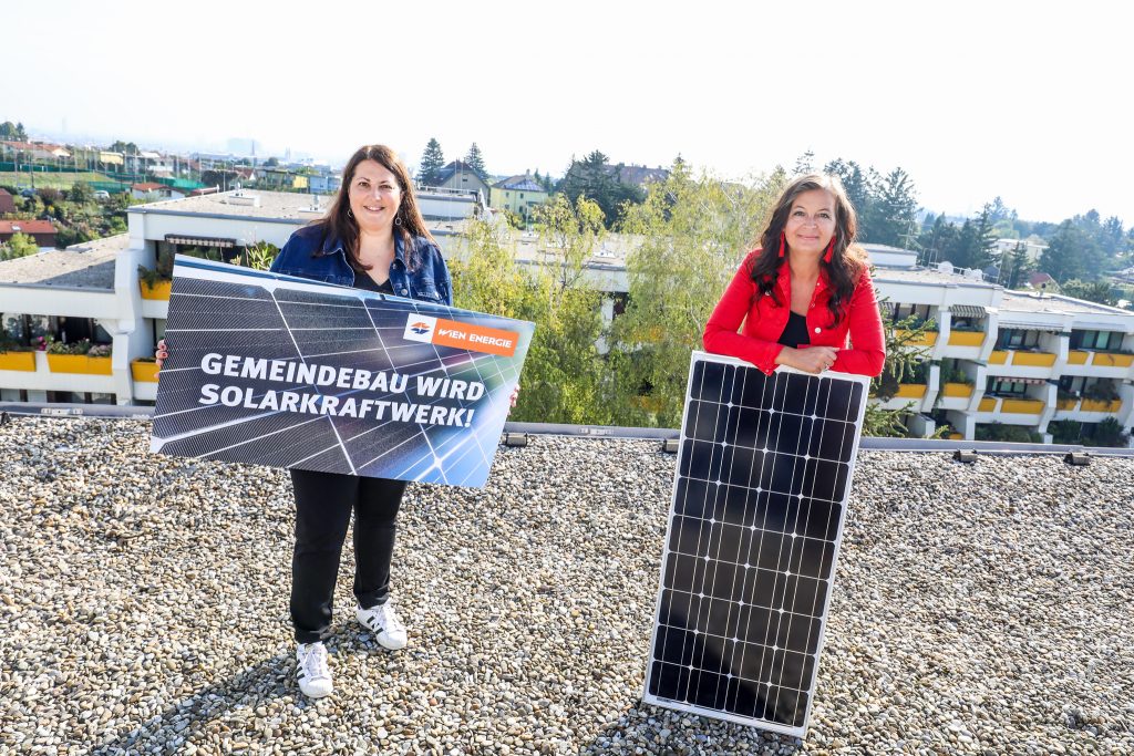 „Klimaschonende Maßnahmen sind für mich ein wichtiger Teil sozialer Wohnbaupolitik“, sagt Wohnbaustadträtin Kathrin Gaal (links), hier mit Ulli Sima, Stadträtin für Umwelt und Wiener Stadtwerke am Gemeindebaudach in der Ameisbachzeile in Ottakring. Fotocredit: © PID/Christian Fürthner