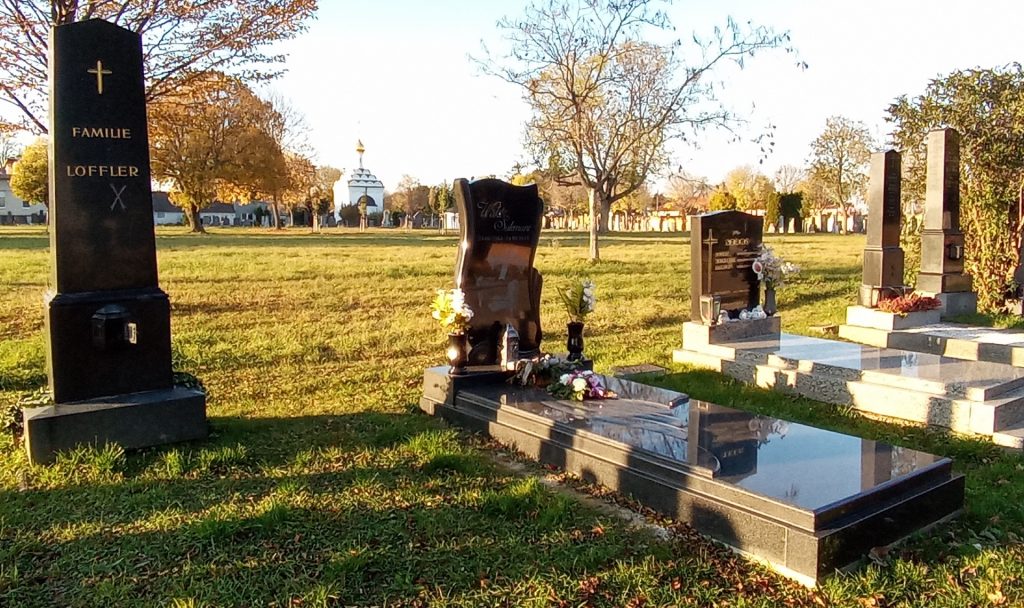 Einfach nur Gräber? Diese Beschreibung würde dem Wiener Zentralfriedhof eindeutig nicht gerecht werden. Denn es gibt hier einiges zu entdecken. Unter anderem eine der größten Solaranlagen der Stadt.