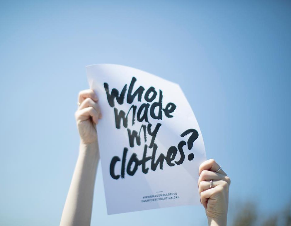 #WhoMadeMyClothes? – Eine einfache Frage, deren Antwort nicht so transparent ist, wie wir es uns vielleicht wünschen, wie auch der diesjährige Fashion Transparency Index zeigt. Fotocredit: © Fashion Transparency Index 2020 / Fashion Revolution