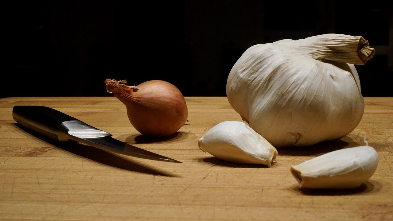 Zwiebel und Knoblauch sind aus vielen Gerichten nicht wegzudenken. Gut, dass es beides das ganze Jahr über aus heimischem Anbau erhältlich gibt. Fotocredit: © iKlicK/Pixabay