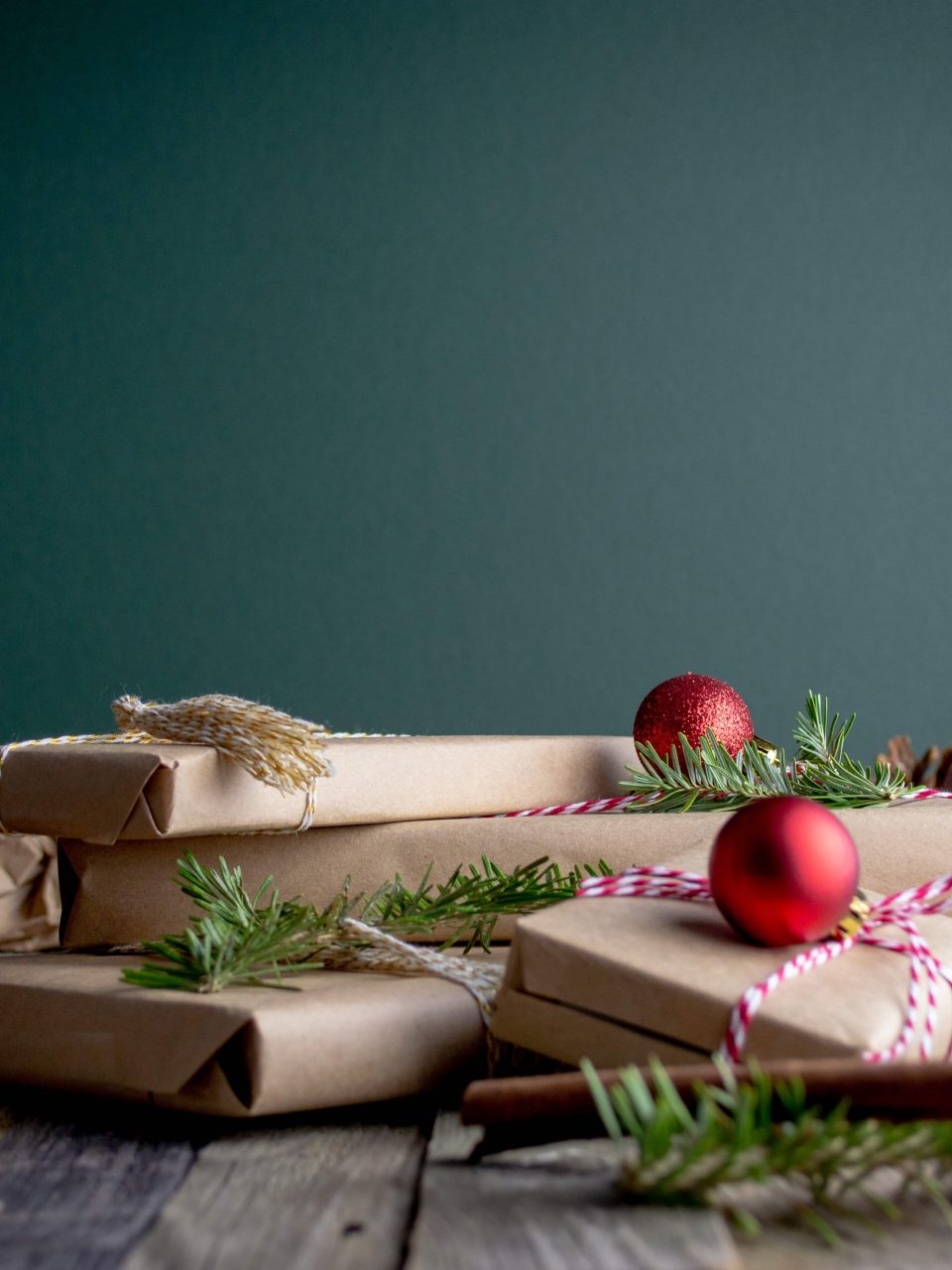 Beschenke dieses Jahr deine Liebsten nachhaltig mit Second Hand gekauften Geschenken. , Fotocredit: Mel Poole auf Unsplash.com