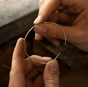 Jedes Makaro-Piece wird in passionierten Goldschmiedwerkstätten im Herzen Europas einzeln und von Hand angefertigt. -Fotocredits: Makaro Jewelry