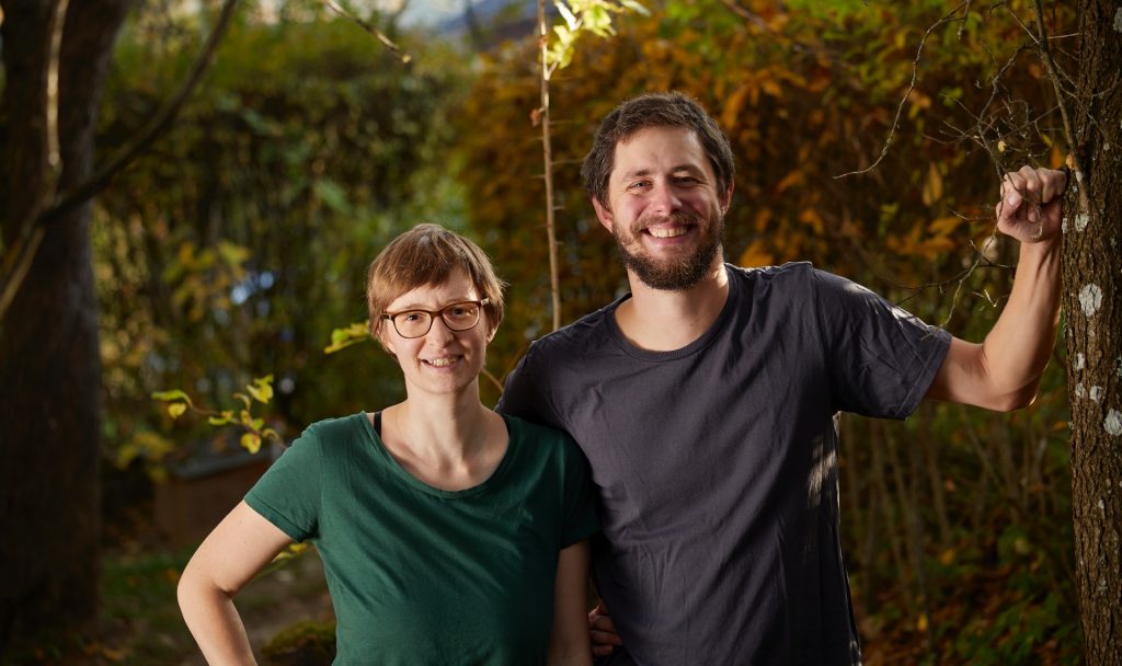 Pilze-Profis Magdalena Wurth und Moritz Wildenauer in ihrem Element – draußen in der Natur in ihrem besonderen Pilzgarten im Waldviertel. Fotocredit: © Rupert Pessl/Waldviertler Pilzgarten