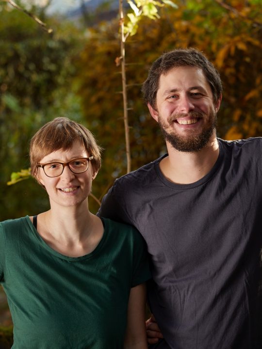 Pilze-Profis Magdalena Wurth und Moritz Wildenauer in ihrem Element – draußen in der Natur in ihrem besonderen Pilzgarten im Waldviertel. Fotocredit: © Rupert Pessl/Waldviertler Pilzgarten