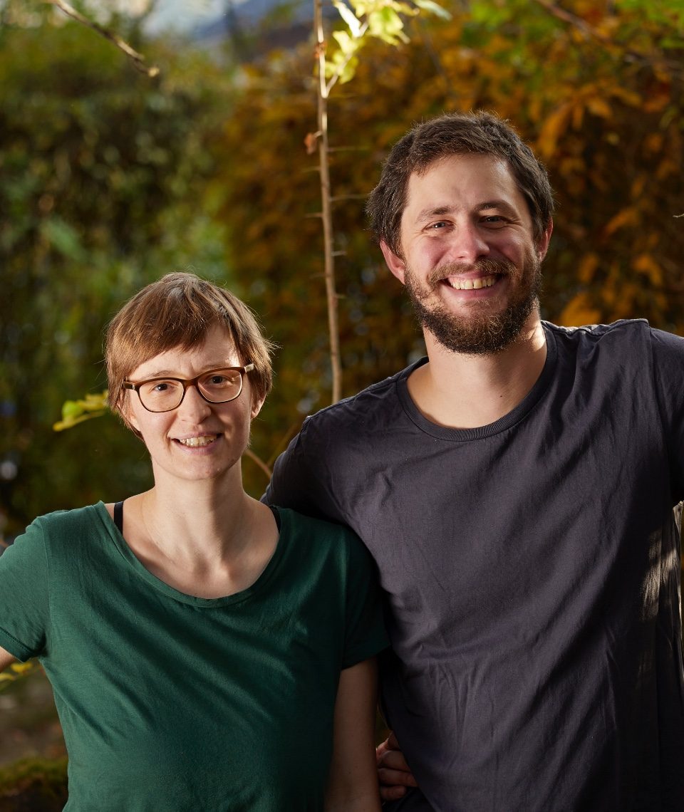 Pilze-Profis Magdalena Wurth und Moritz Wildenauer in ihrem Element – draußen in der Natur in ihrem besonderen Pilzgarten im Waldviertel. Fotocredit: © Rupert Pessl/Waldviertler Pilzgarten