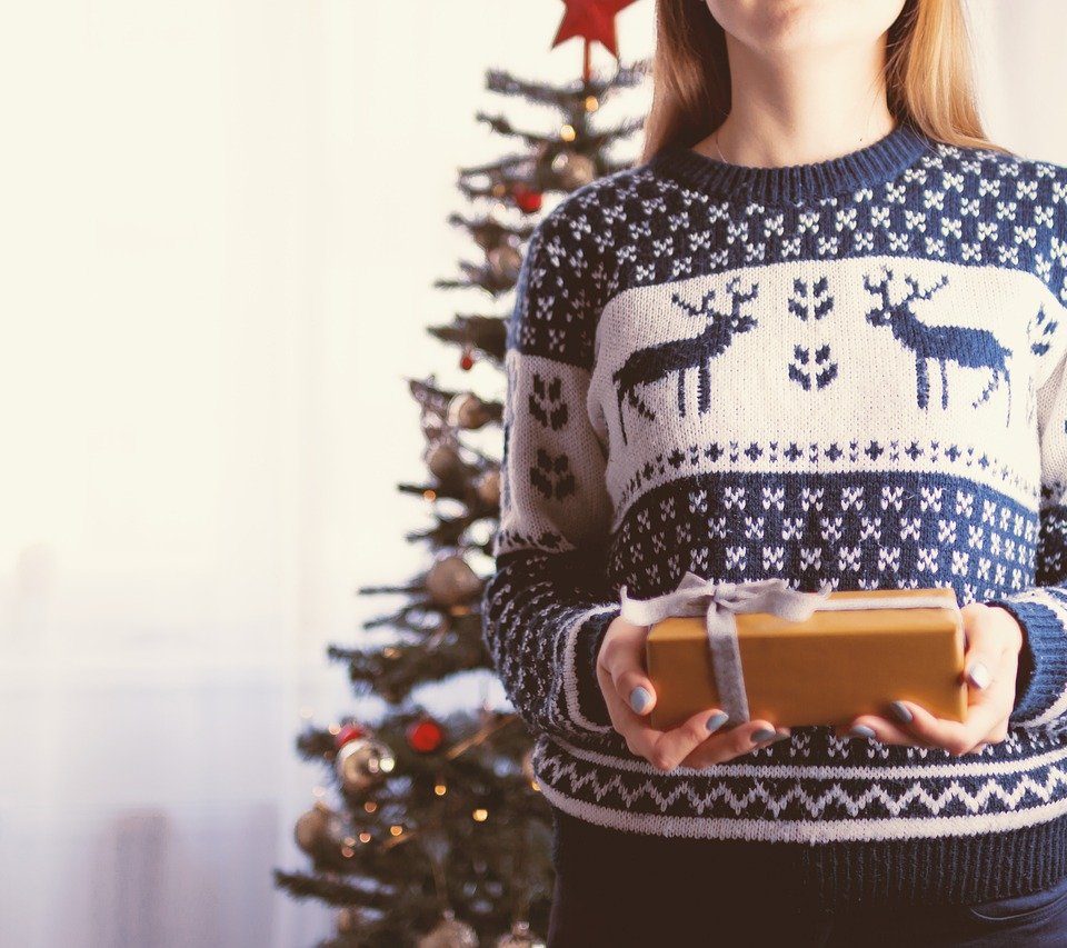 Verbirgt sich in dem Packerl vielleicht ein Gutschein? Das kann in manchen Fällen durchaus eine tolle Geschenkidee sein. Fotocredit: © Jan Vašek/Pixabay