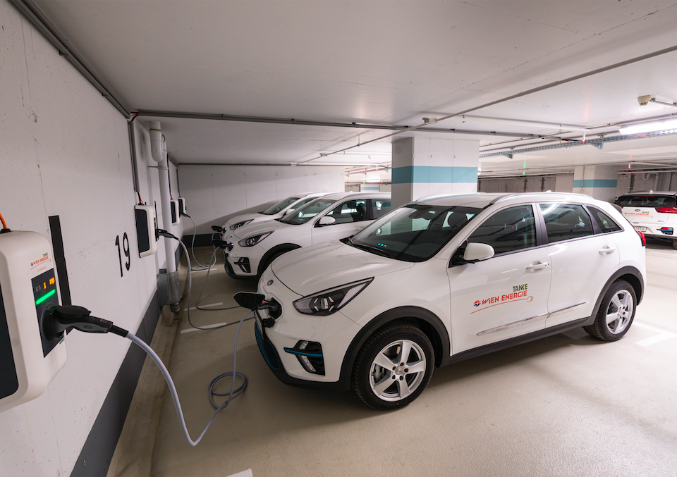 Parallel zum laufenden Ausbau der öffentlichen E-Ladestationen in Wien, wurden auch am Firmengelände von Wien Energie rund 70 neue Stromtankstellen errichtet, die mit 100 Prozent Öko-Strom gespeist werden