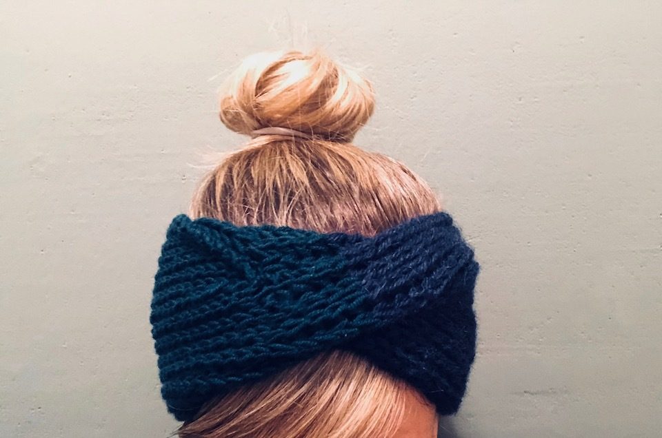 Ein Stirnband mit Twist ist in wenigen Stunden gestrickt - Fotocredits: Lisa Radda