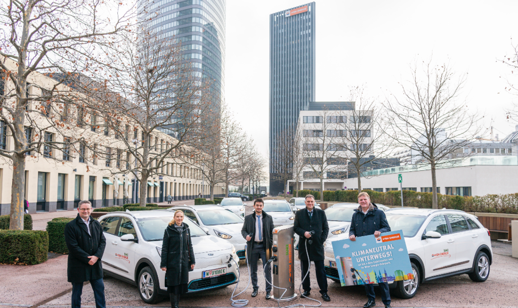 Wien Energie Geschäftsführer Michael Strebl (rechts) präsentiert die elektrifizierte Firmenflotte, mit der die gesamte Vertriebsmannschaft auf klimaneutralen Antrieb umgestellt wurde. Fotocredit: © Wien Energie/Christian Hofer