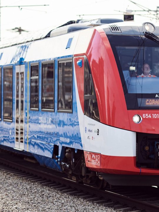 Der Wasserstoffzug „Coradia iLint“ des Herstellers Alstom wurde von der ÖBB zehn Wochen lang im regulären Fahrbetrieb im südlichen Niederösterreich getestet. Fotocredit: © ÖBB/Knopp